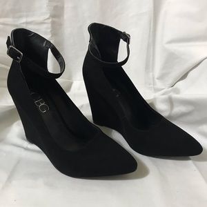 Black wedges